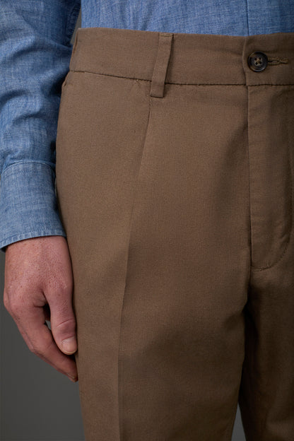 Men's trousers with two small pleats and elastane in the back waistband