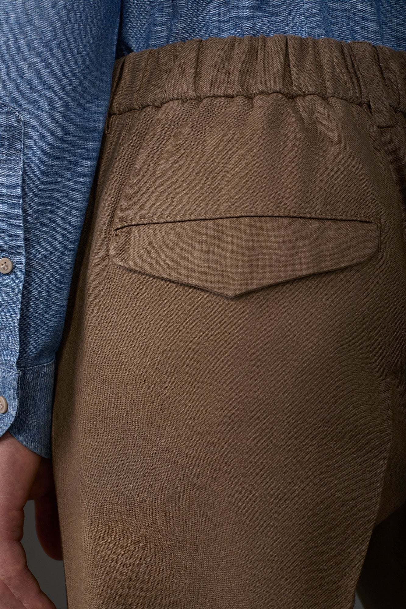 Men's trousers with two small pleats and elastane in the back waistband