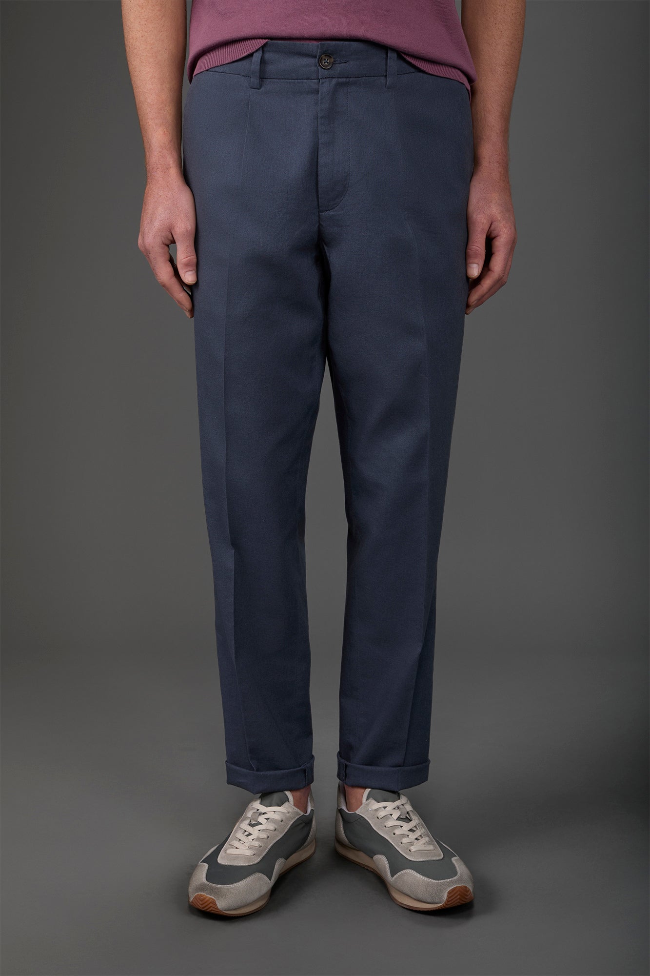 Men's trousers with two small pleats and elastane in the back waistband