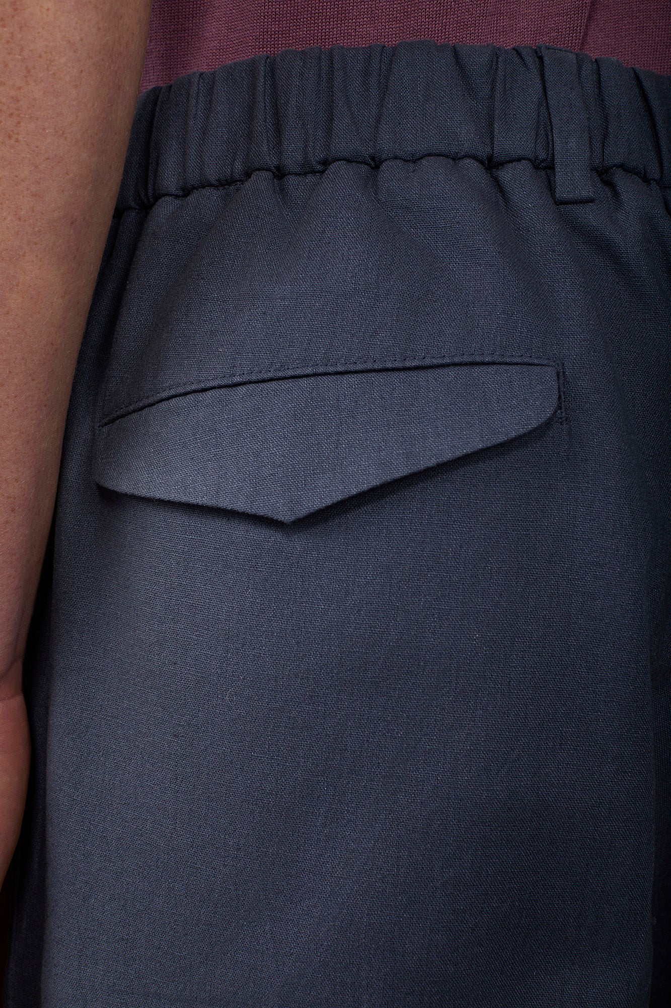 Men's trousers with two small pleats and elastane in the back waistband