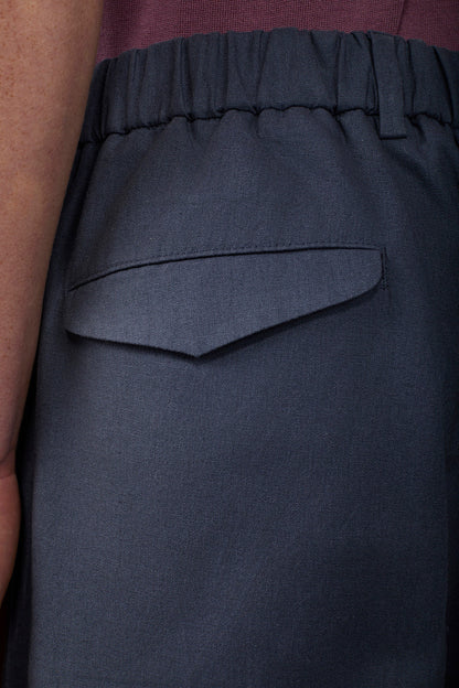 Men's trousers with two small pleats and elastane in the back waistband