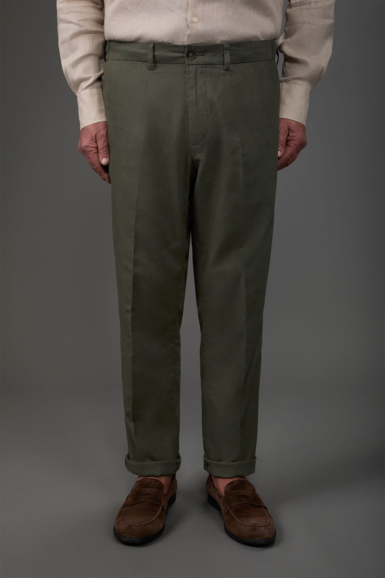 Men's trousers with two small pleats and elastane in the back waistband