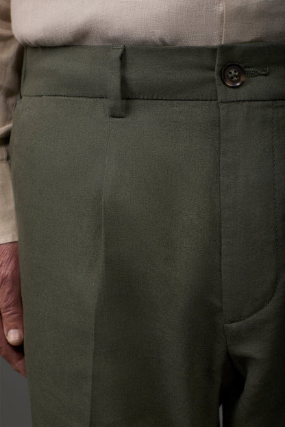 Men's trousers with two small pleats and elastane in the back waistband