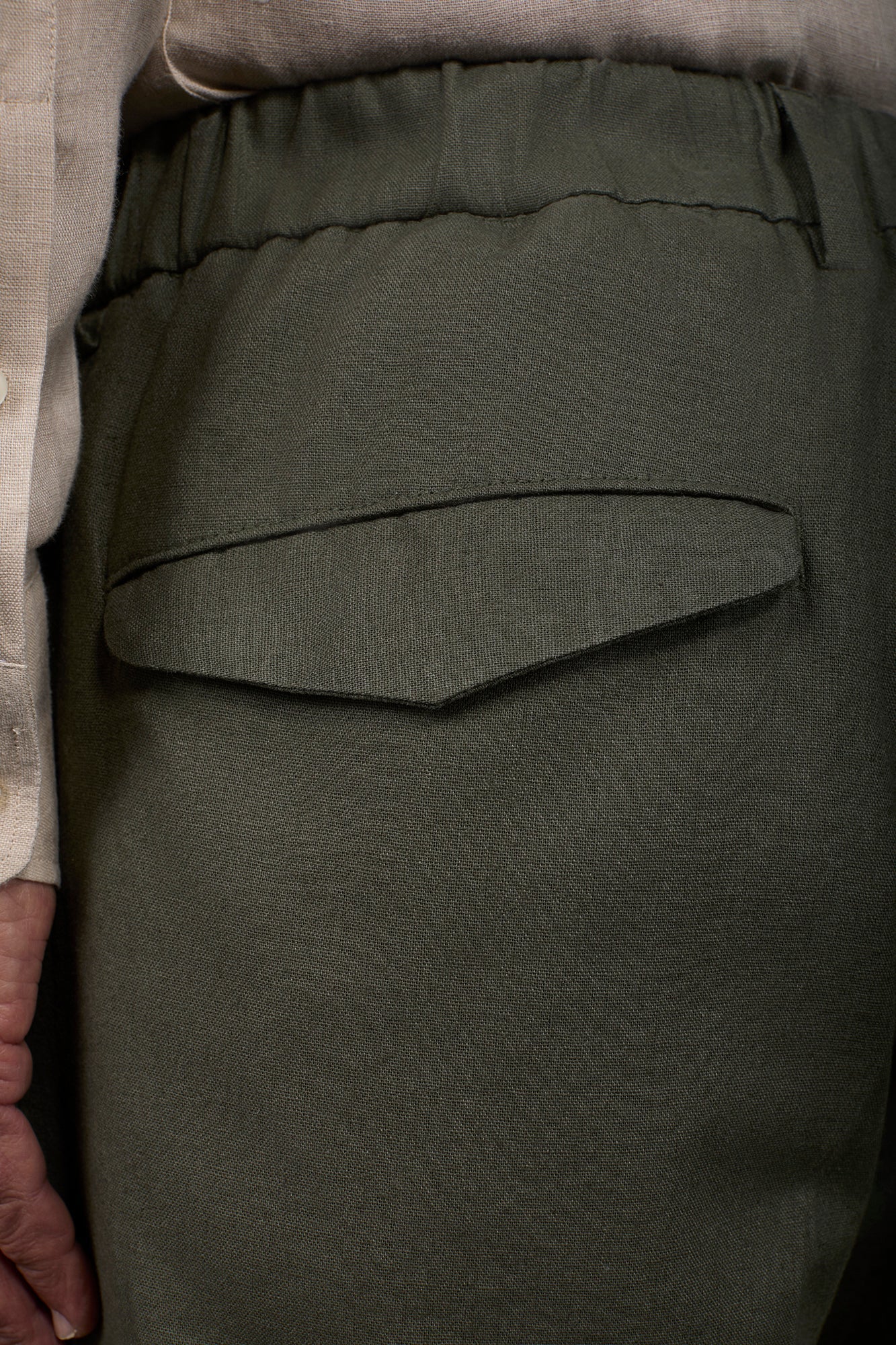 Men's trousers with two small pleats and elastane in the back waistband