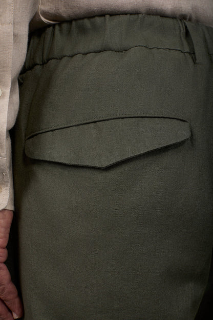 Men's trousers with two small pleats and elastane in the back waistband