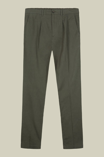 Men's trousers with two small pleats and elastane in the back waistband
