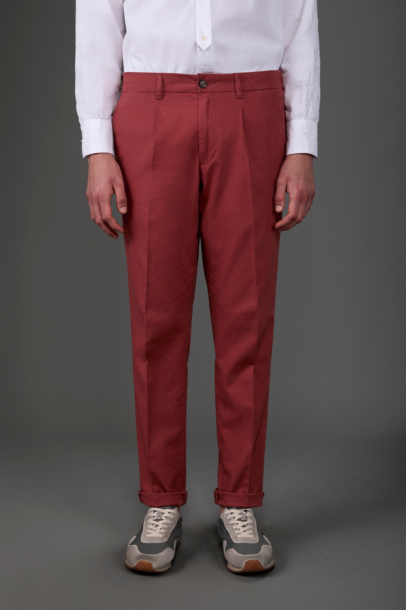 Men's trousers with two small pleats and elastane in the back waistband