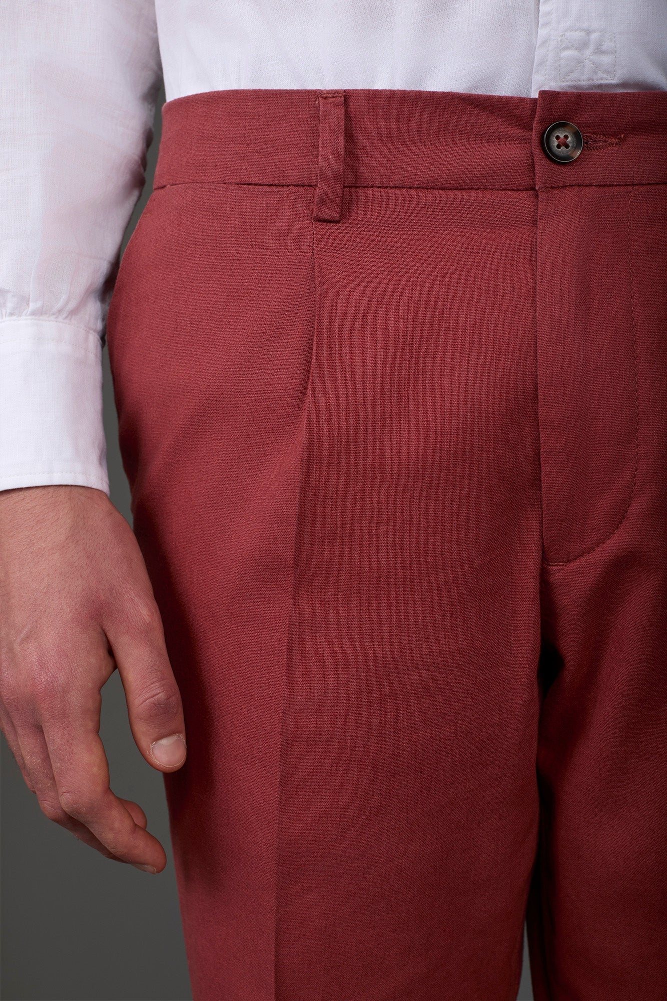 Men's trousers with two small pleats and elastane in the back waistband