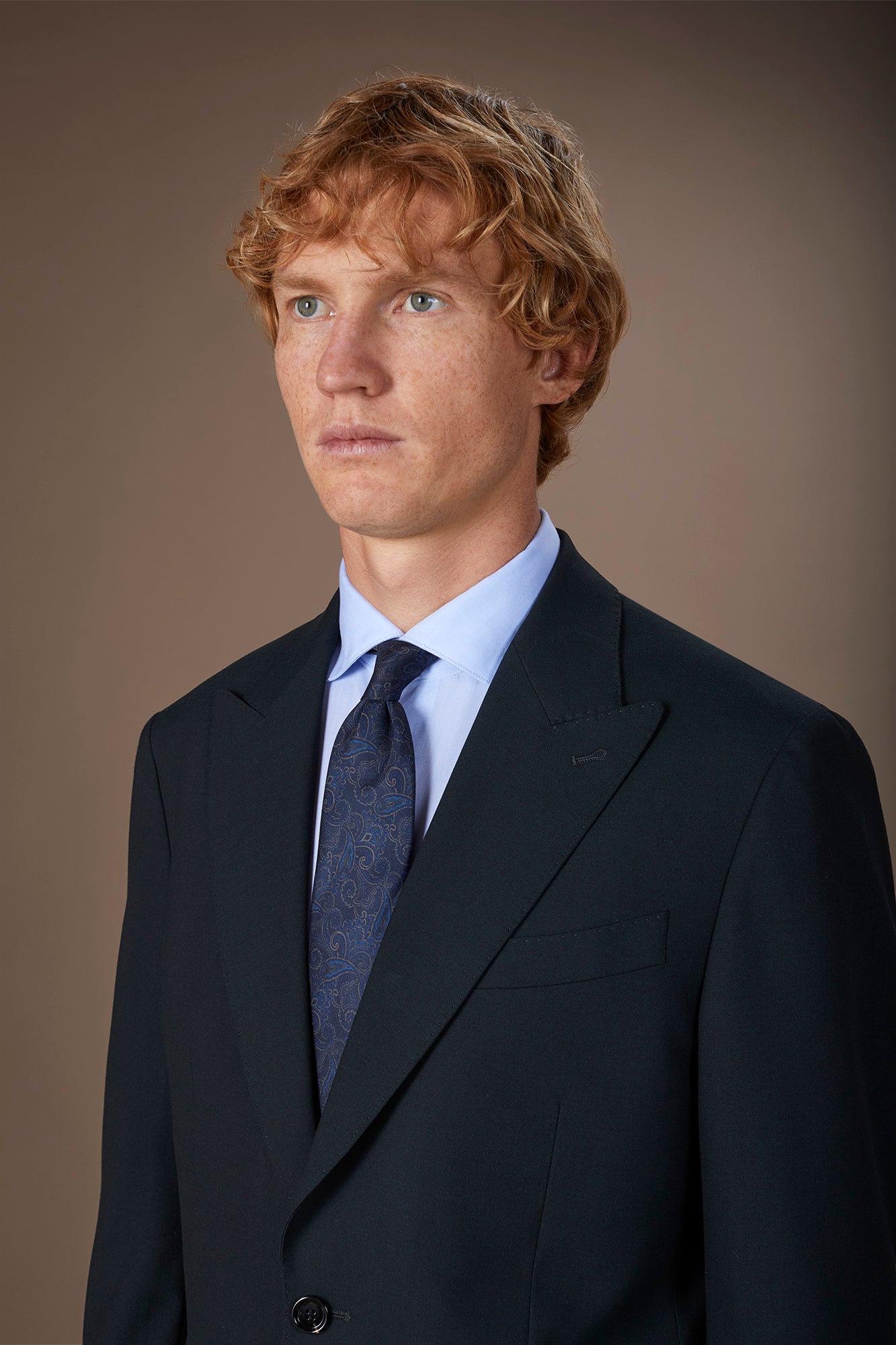 Men's regular fit single-breasted suit in plain fabric