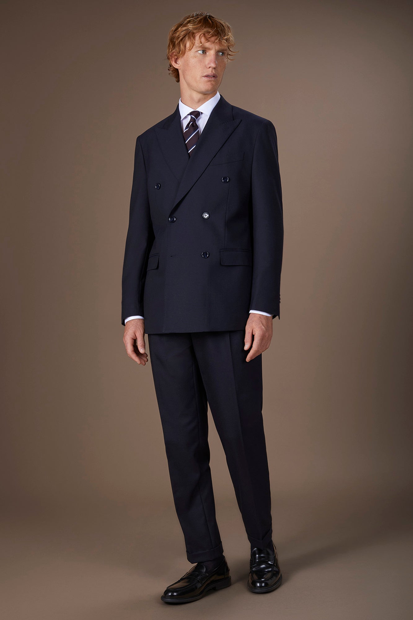 Men's regular fit double-breasted suit featuring a jacket with peak lapels in dobby fabric