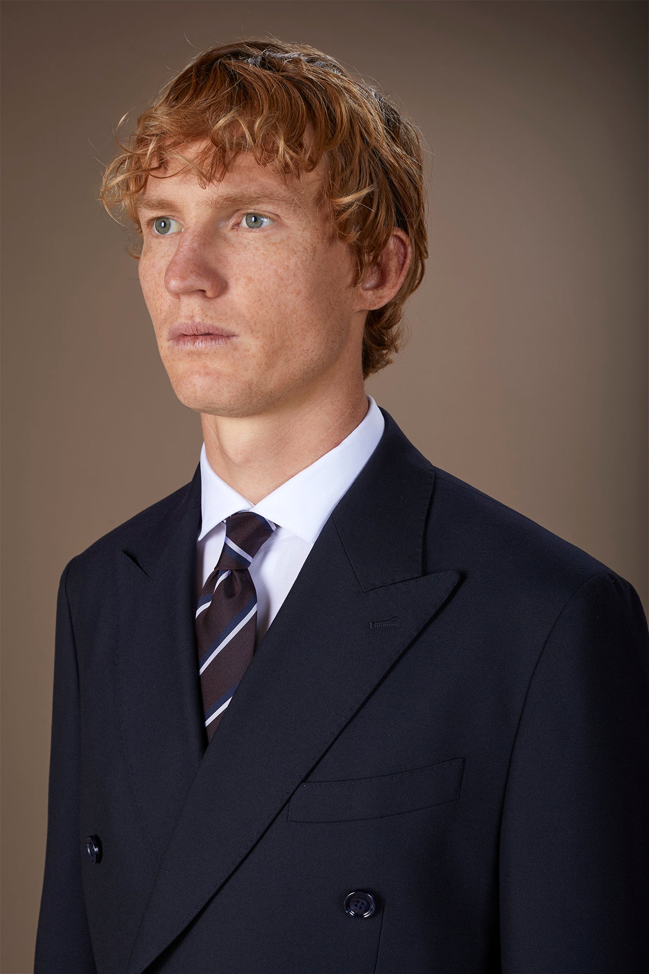 Men's regular fit double-breasted suit featuring a jacket with peak lapels in dobby fabric