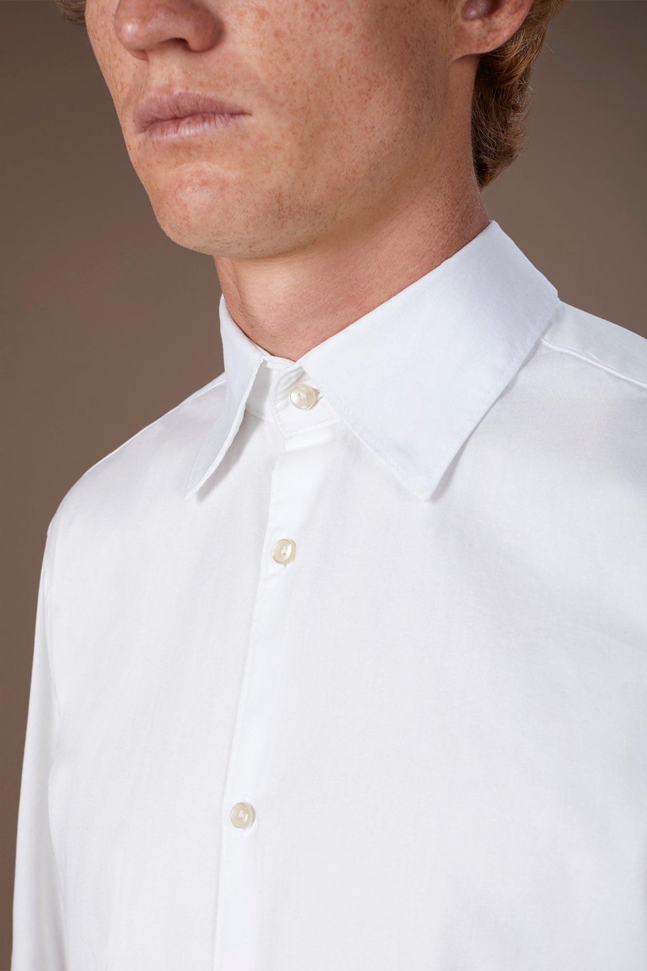 Men's casual shirt with classic collar in 100% cotton gabardine fabric comfort fit