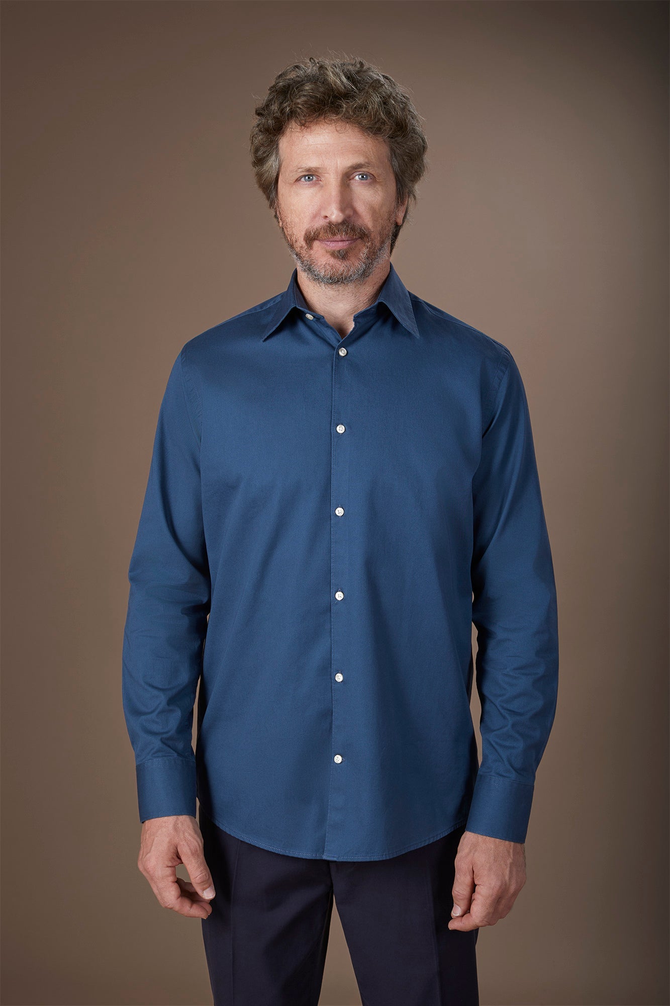 Men's casual shirt with classic collar in 100% cotton gabardine fabric comfort fit