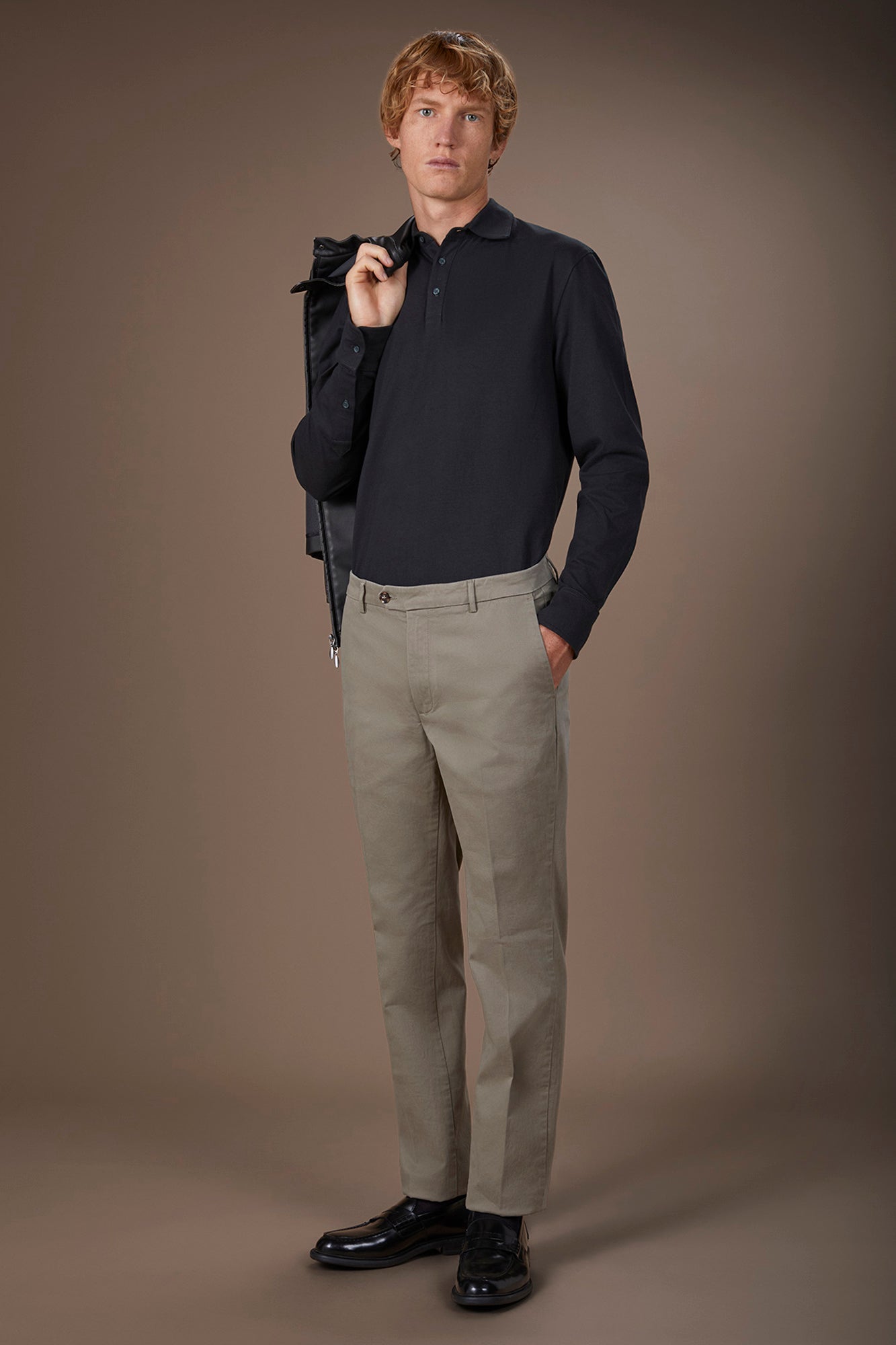 Classic men's chinos in regular fit with stretch twill construction