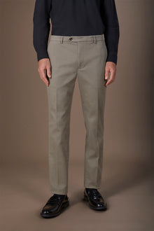 Classic men's chinos in regular fit with stretch twill construction