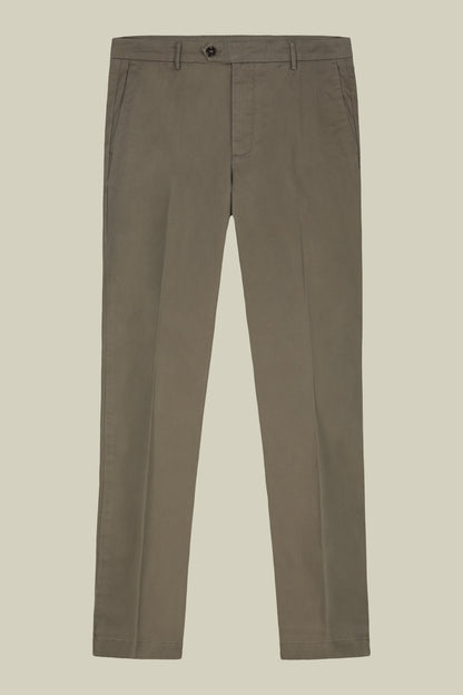 Classic men's chinos in regular fit with stretch twill construction