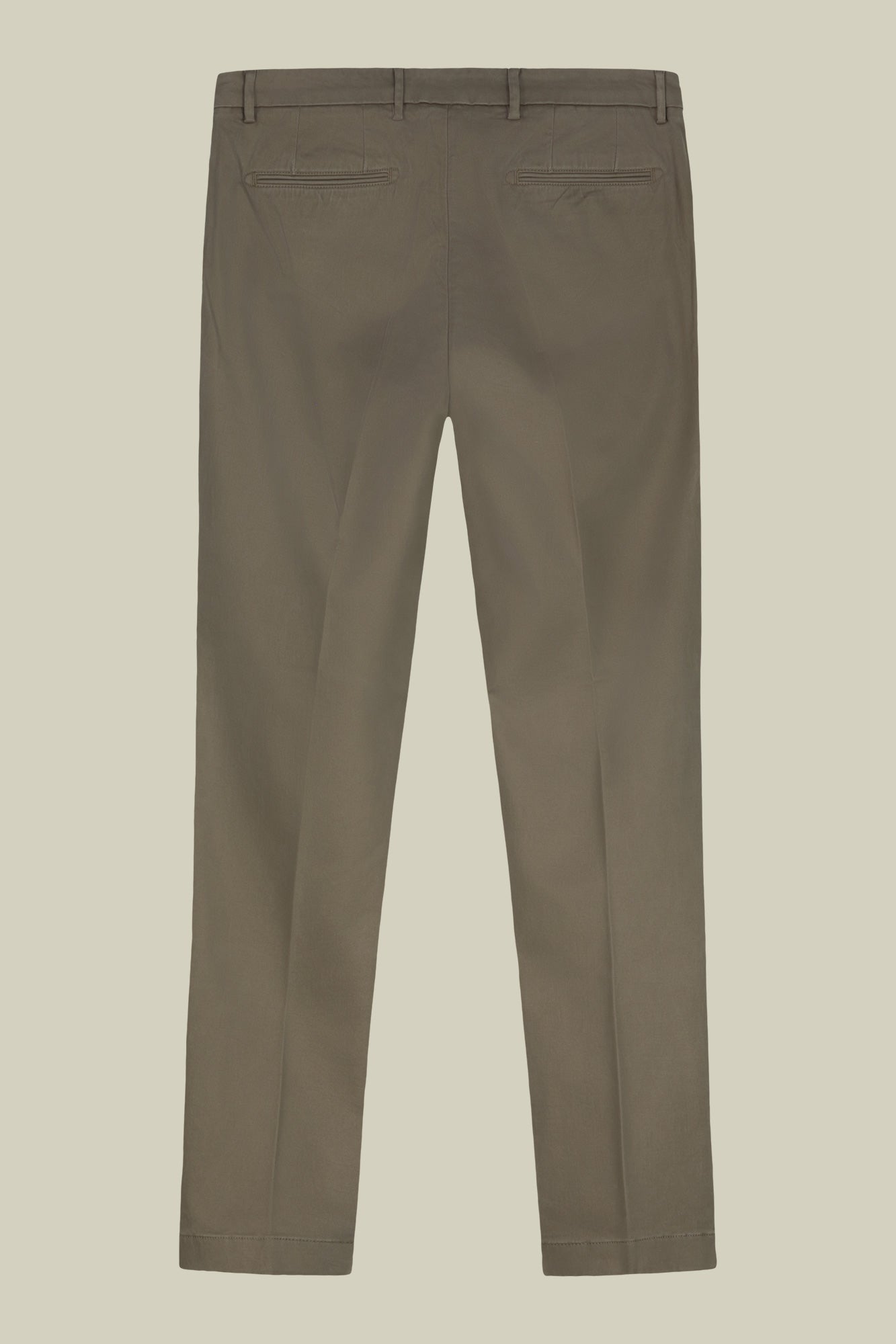 Classic men's chinos in regular fit with stretch twill construction
