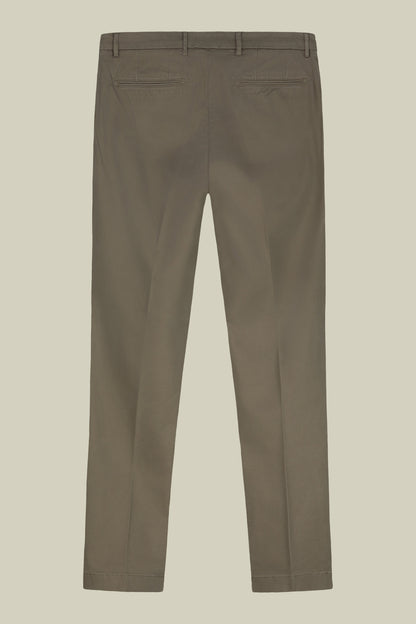 Classic men's chinos in regular fit with stretch twill construction