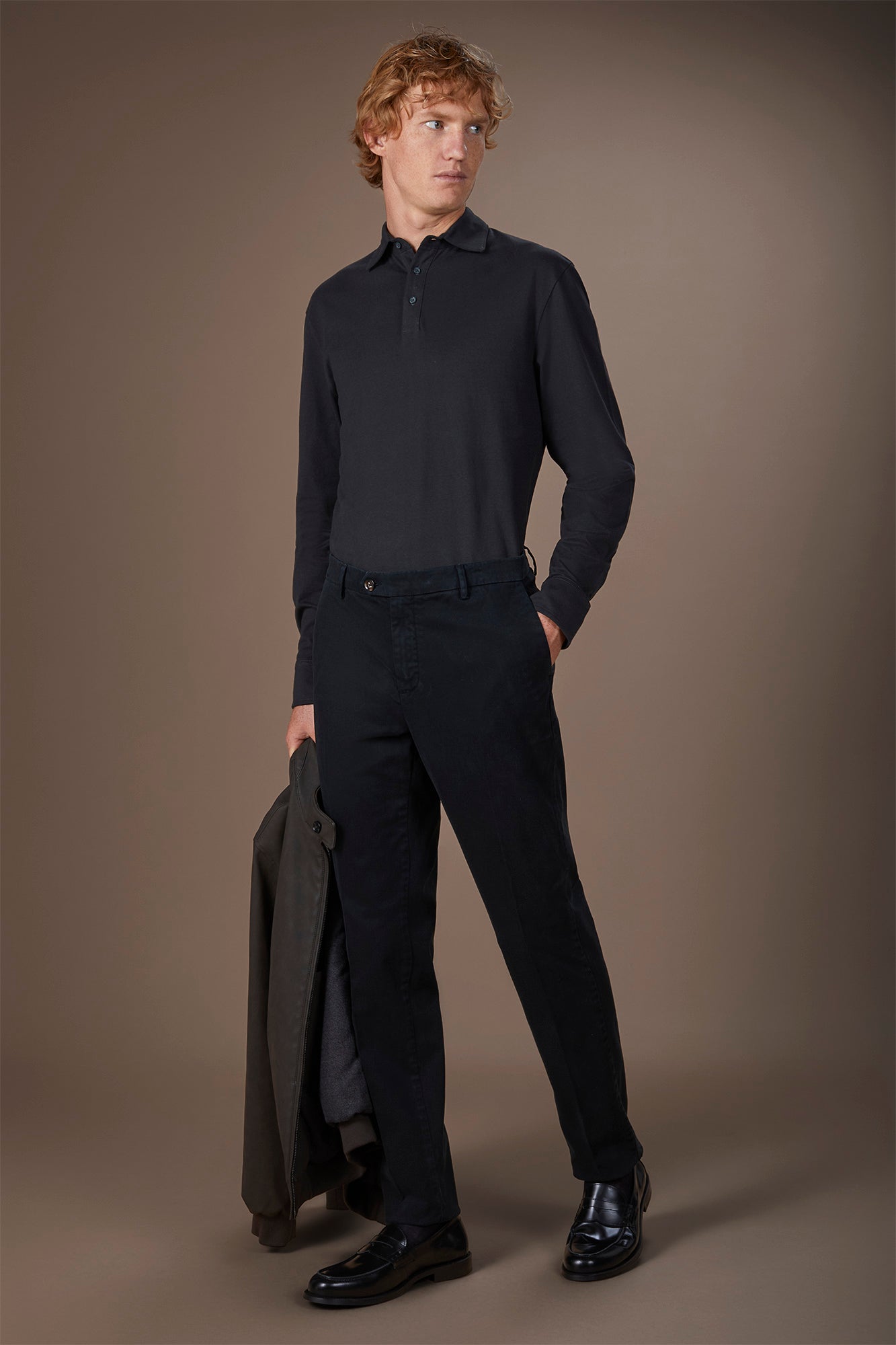 Classic men's chinos in regular fit with stretch twill construction