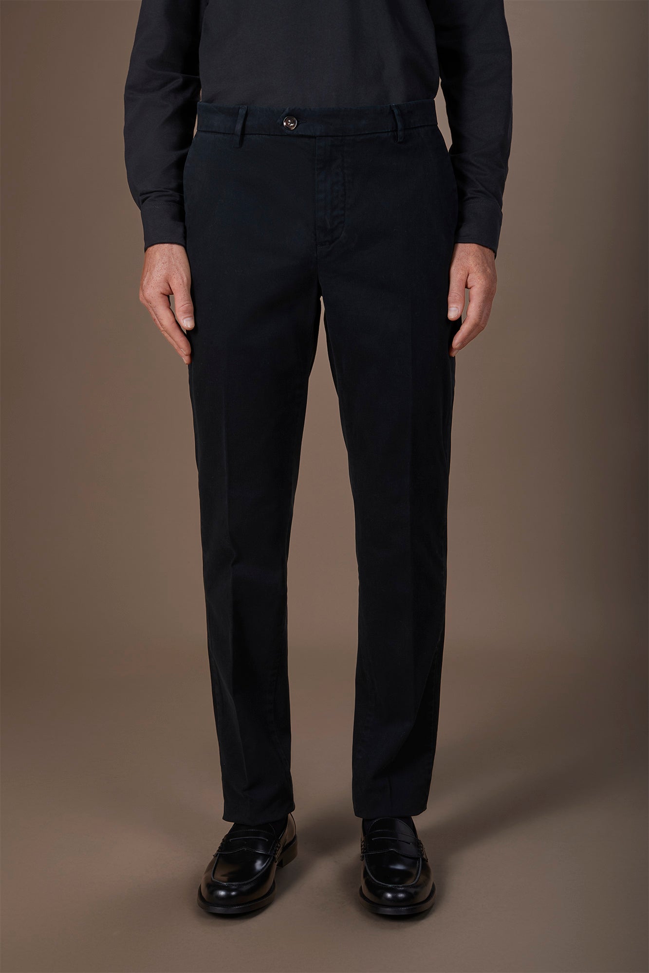 Classic men's chinos in regular fit with stretch twill construction