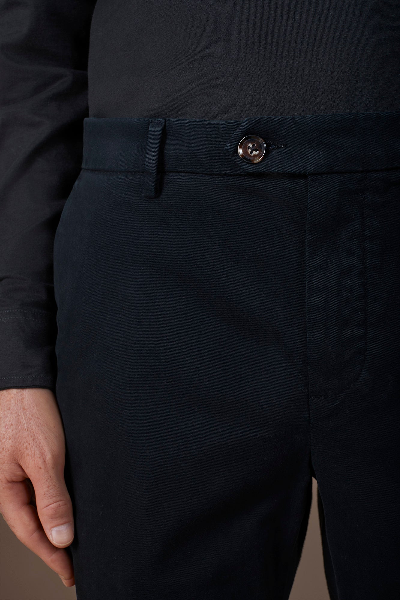 Classic men's chinos in regular fit with stretch twill construction