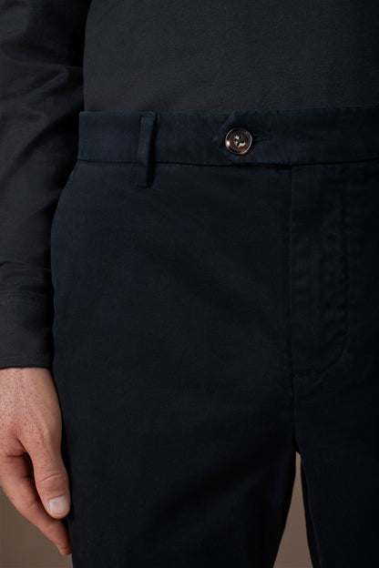 Classic men's chinos in regular fit with stretch twill construction