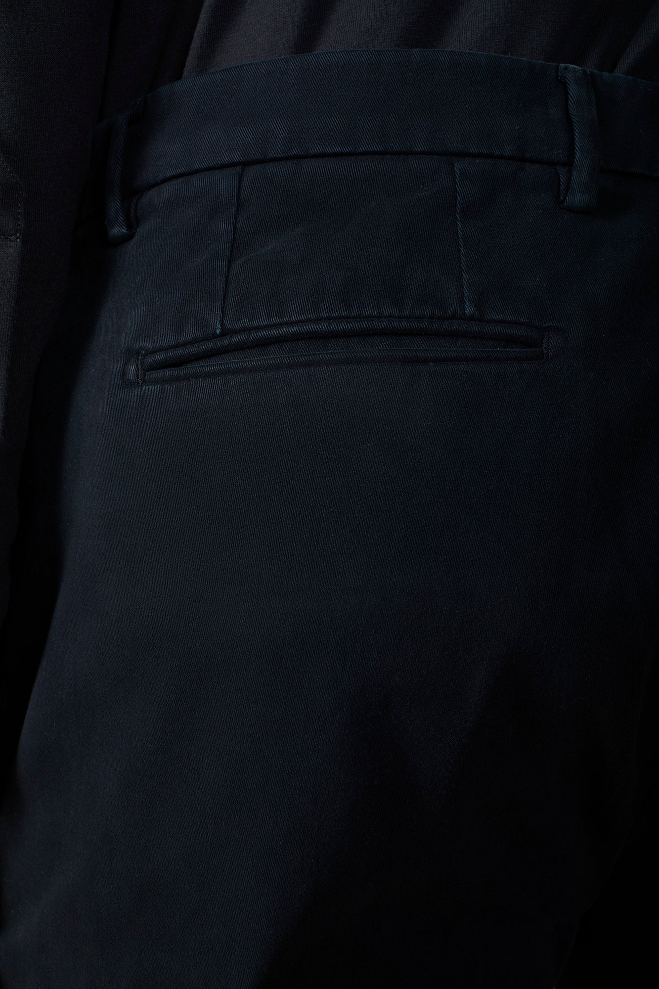 Classic men's chinos in regular fit with stretch twill construction