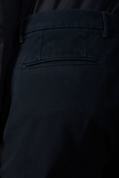 Classic men's chinos in regular fit with stretch twill construction
