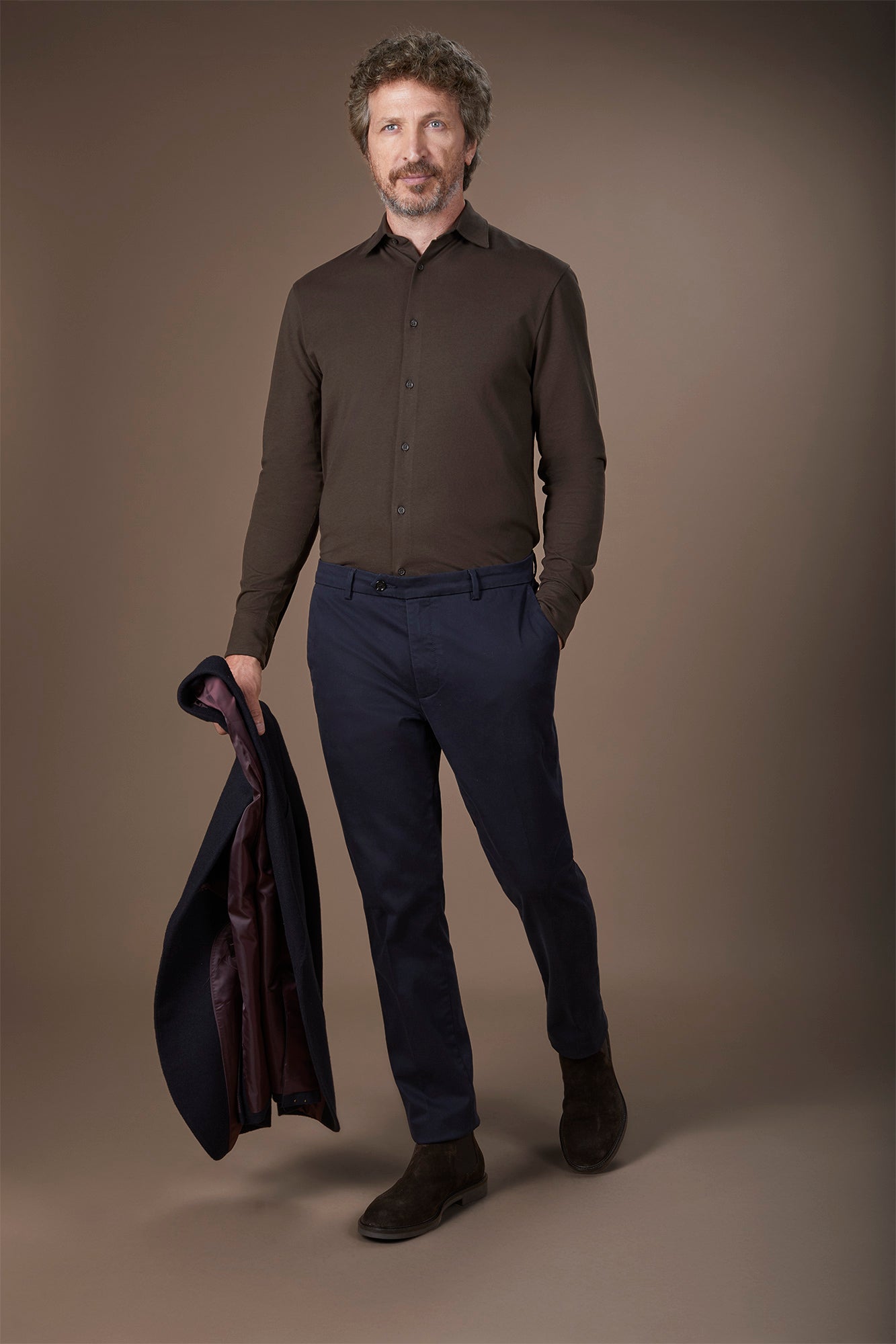 Classic men's chinos in regular fit with stretch twill construction