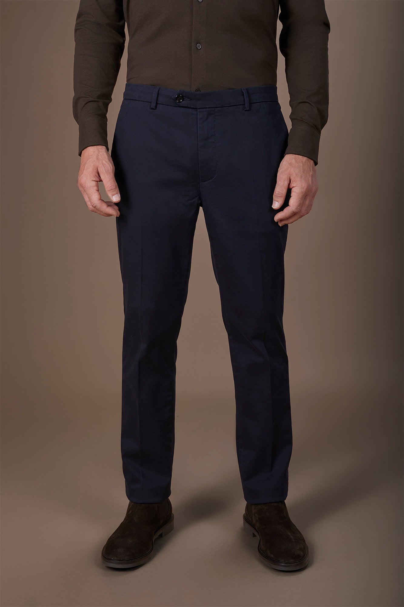 Classic men's chinos in regular fit with stretch twill construction
