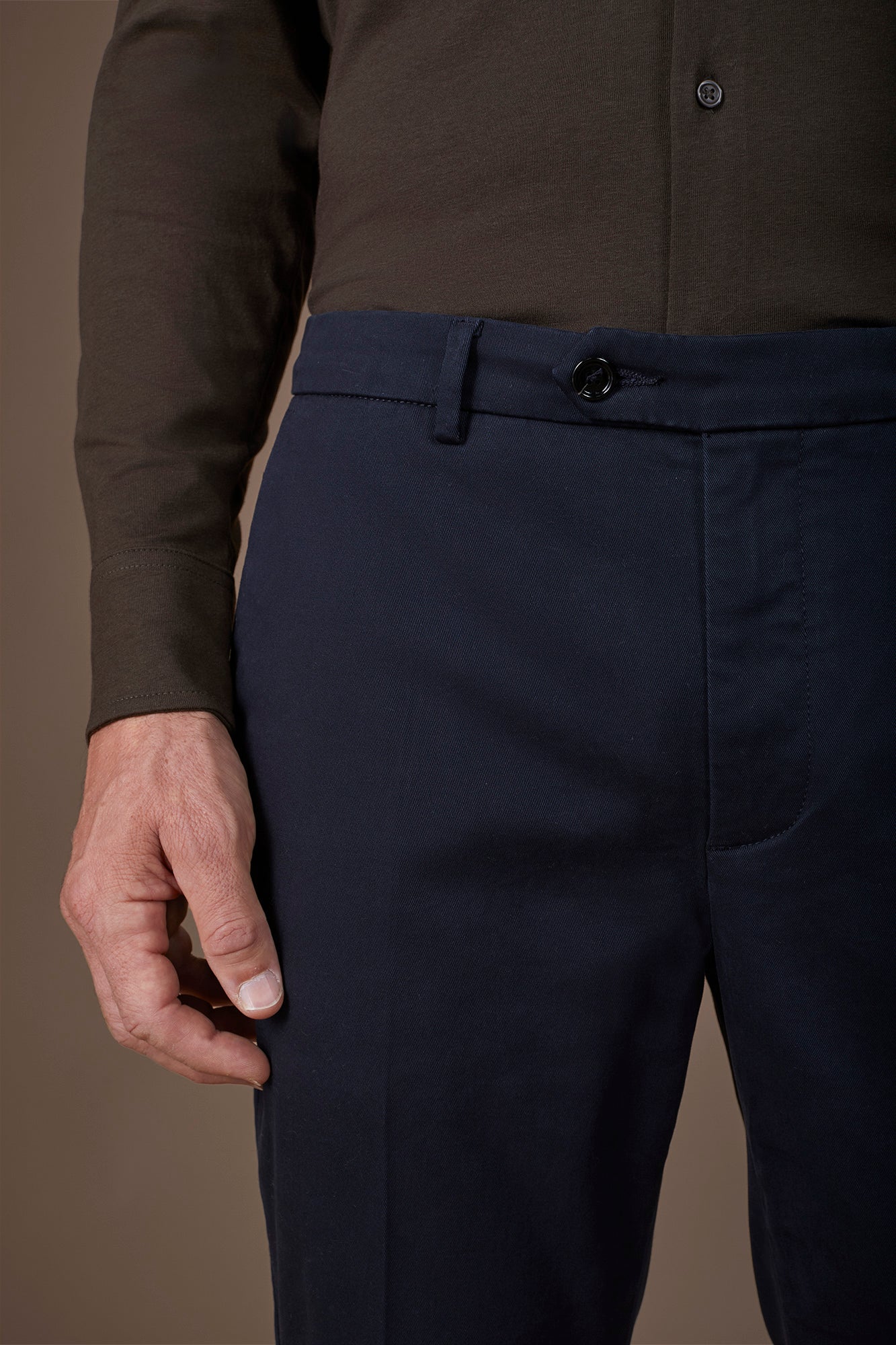 Classic men's chinos in regular fit with stretch twill construction