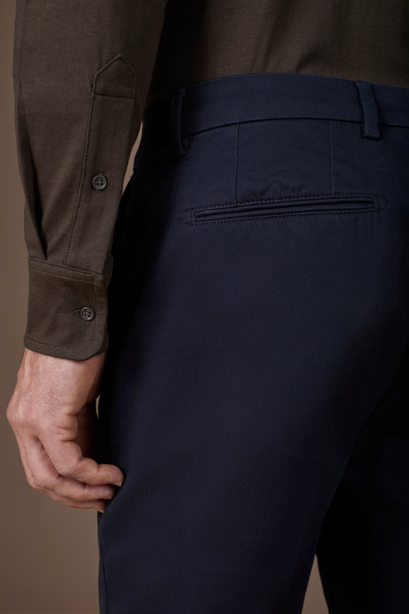 Classic men's chinos in regular fit with stretch twill construction