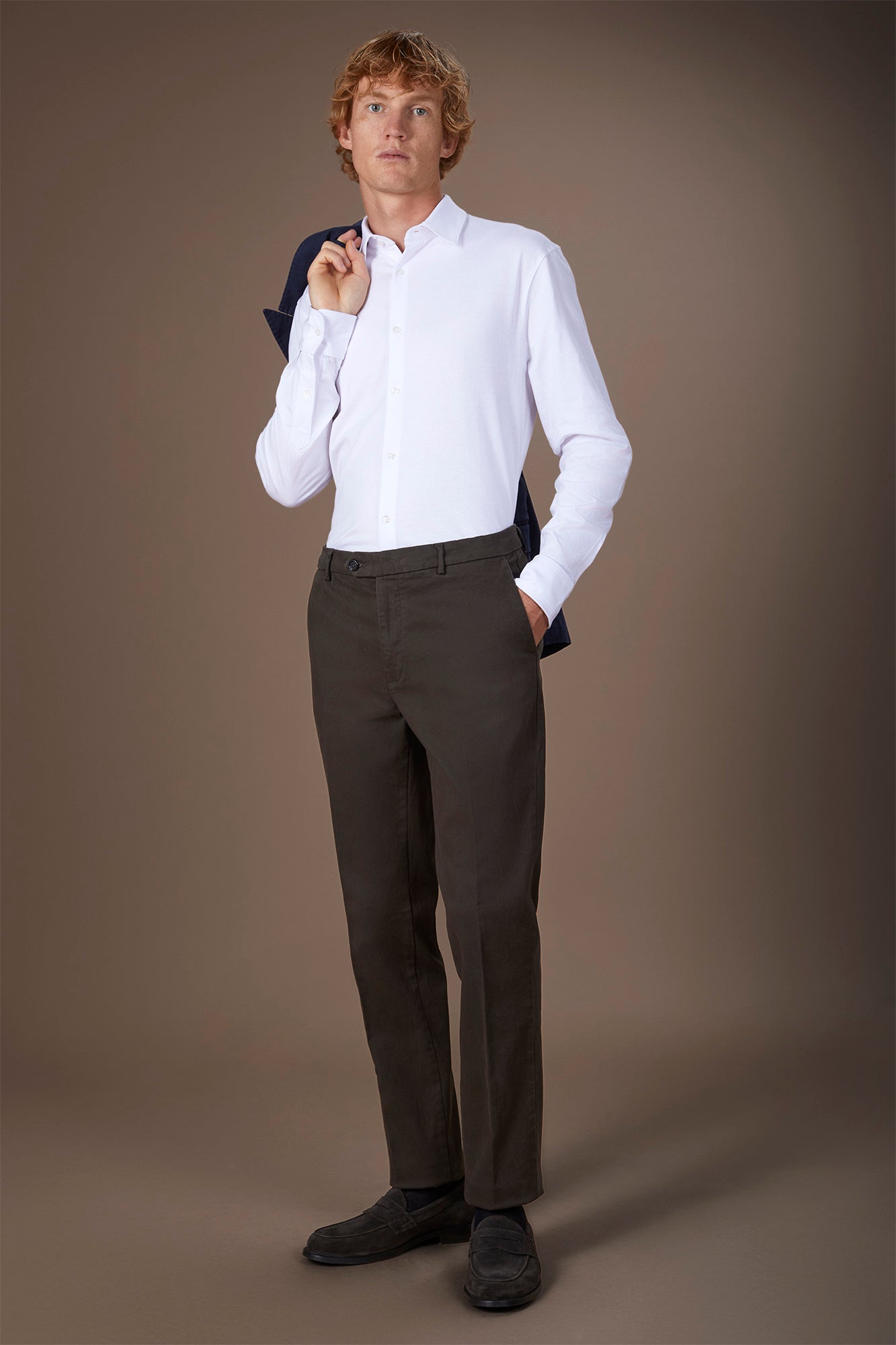 Classic men's chinos in regular fit with stretch twill construction