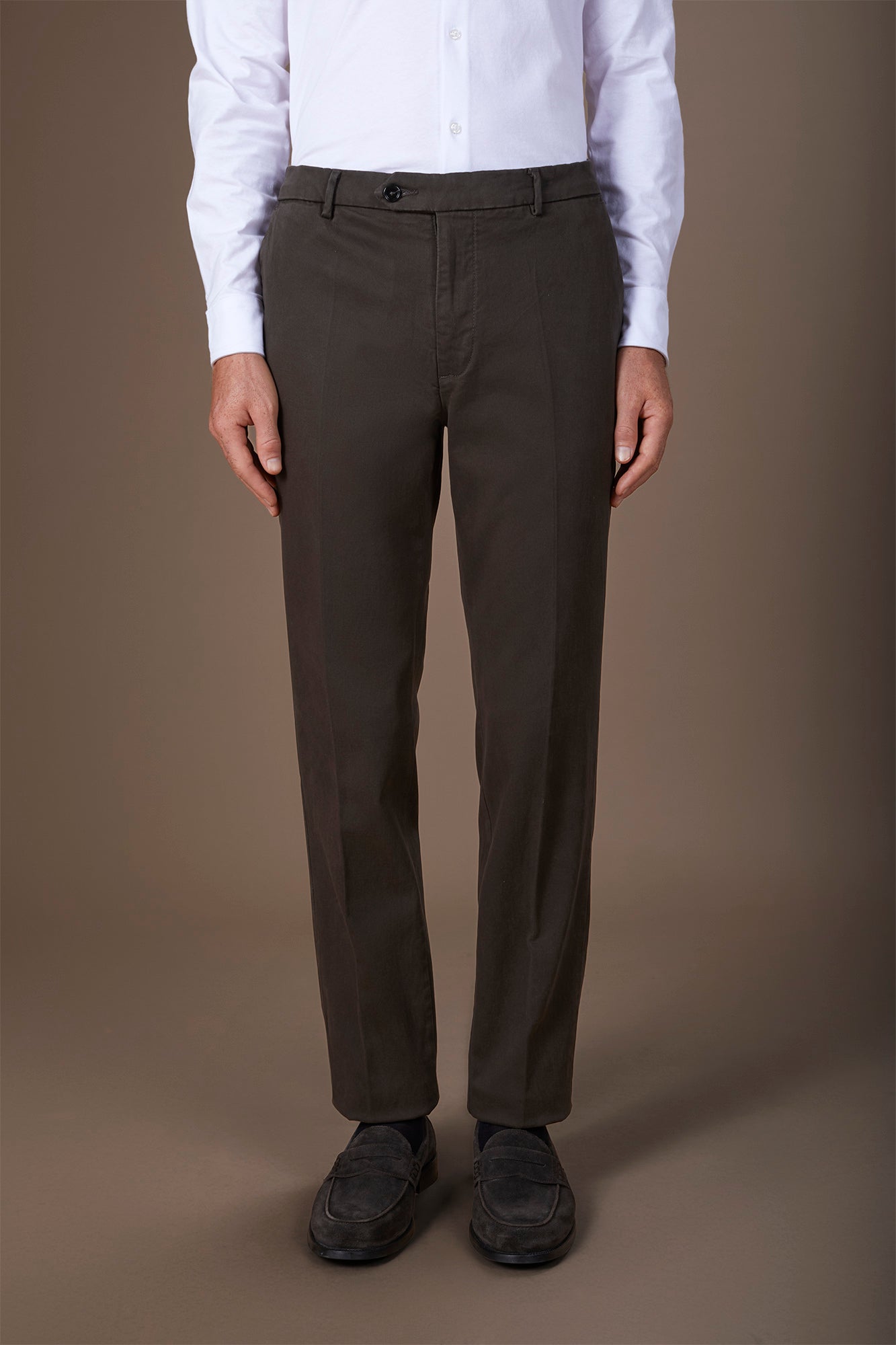Classic men's chinos in regular fit with stretch twill construction