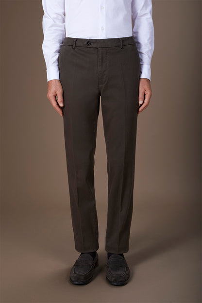 Classic men's chinos in regular fit with stretch twill construction
