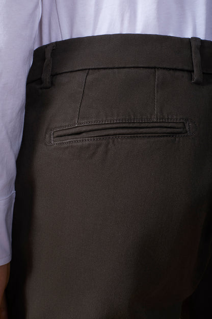 Classic men's chinos in regular fit with stretch twill construction