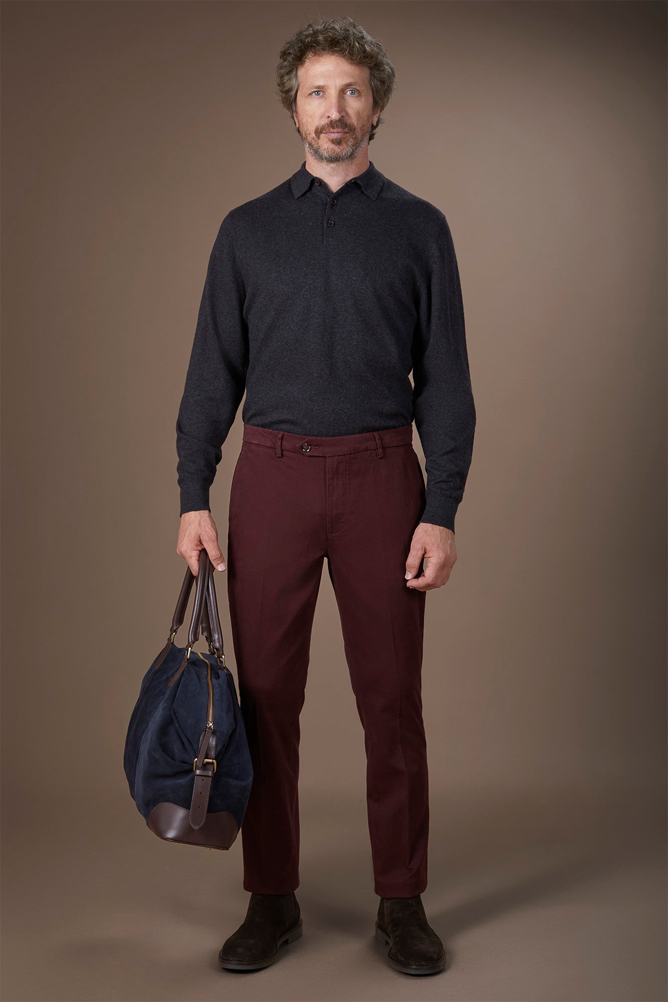 Classic men's chinos in regular fit with stretch twill construction