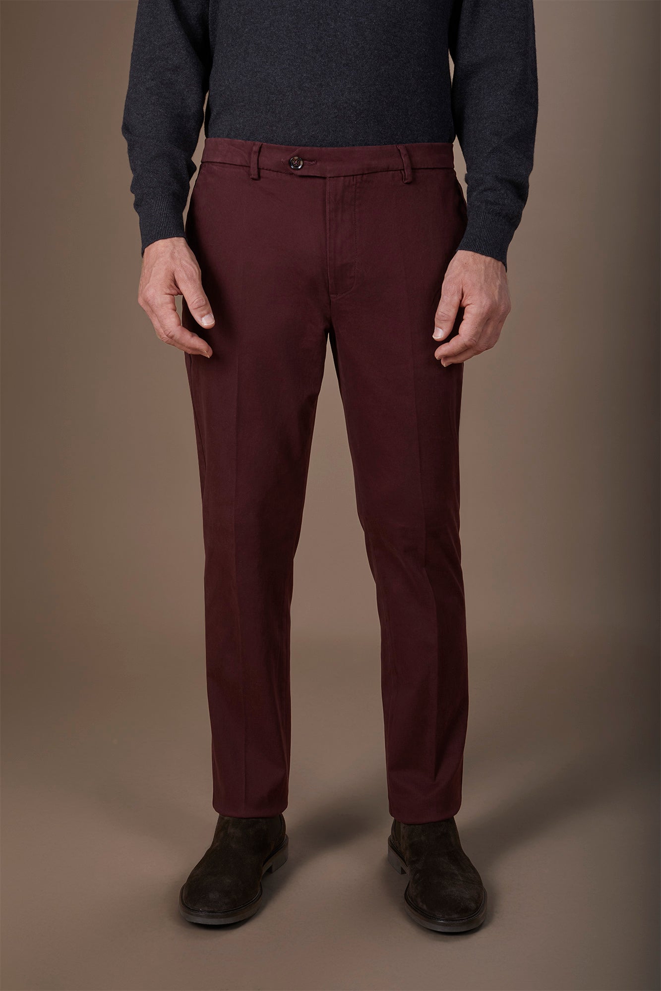 Classic men's chinos in regular fit with stretch twill construction