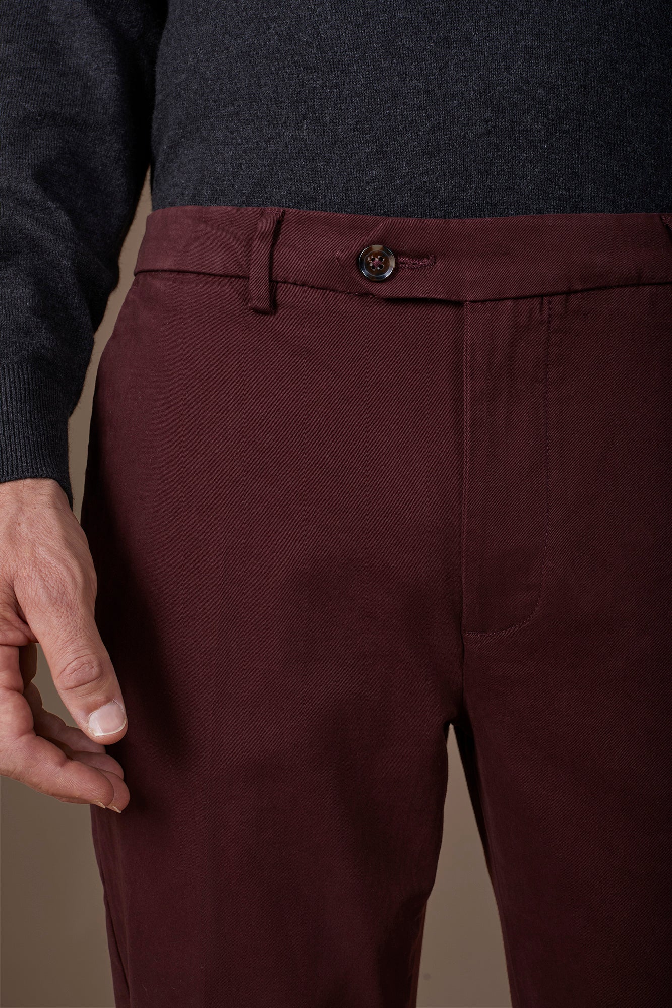 Classic men's chinos in regular fit with stretch twill construction