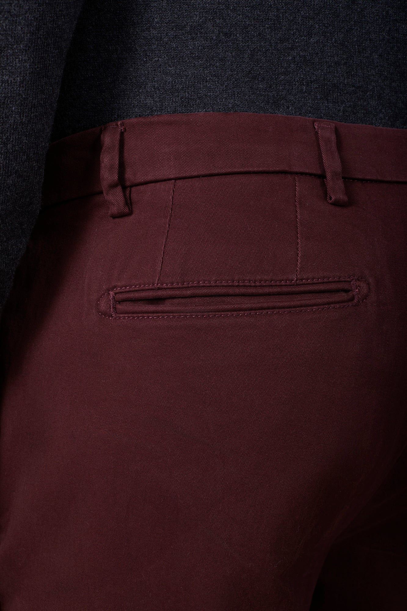 Classic men's chinos in regular fit with stretch twill construction