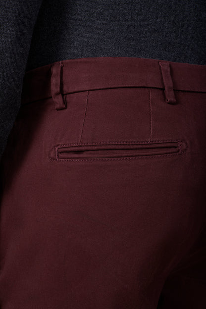 Classic men's chinos in regular fit with stretch twill construction