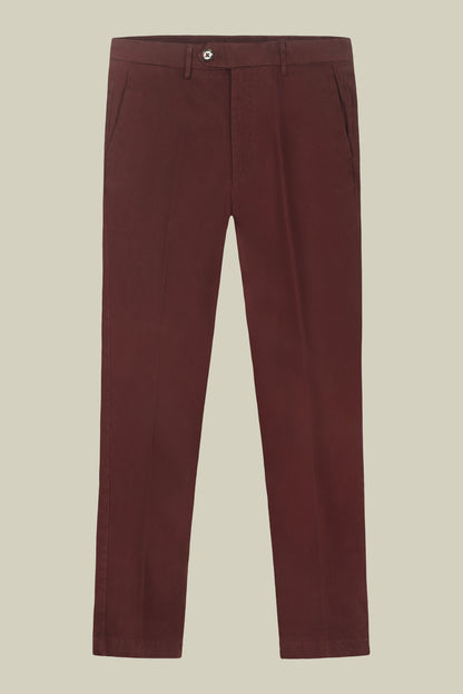 Classic men's chinos in regular fit with stretch twill construction