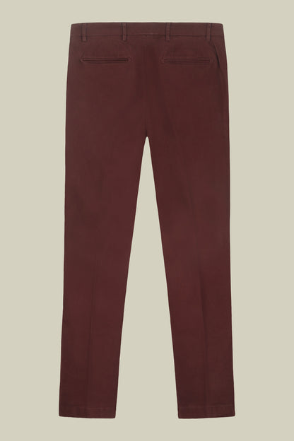 Classic men's chinos in regular fit with stretch twill construction