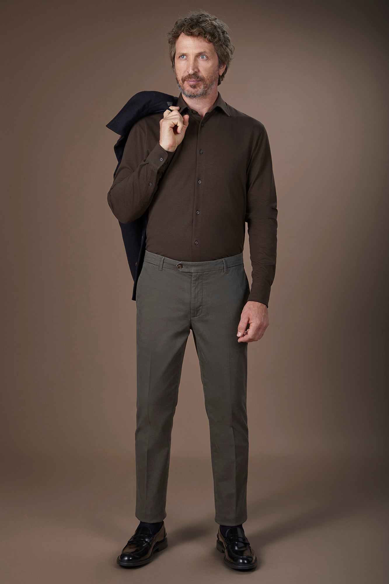 Classic men's chinos in regular fit with stretch twill construction