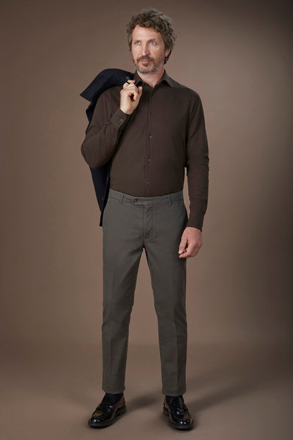 Classic men's chinos in regular fit with stretch twill construction