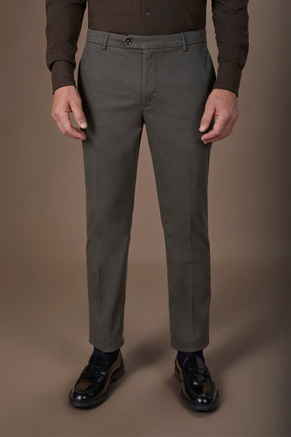 Classic men's chinos in regular fit with stretch twill construction