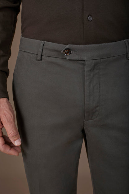Classic men's chinos in regular fit with stretch twill construction