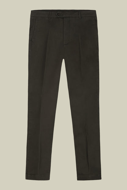 Classic men's chinos in regular fit with stretch twill construction