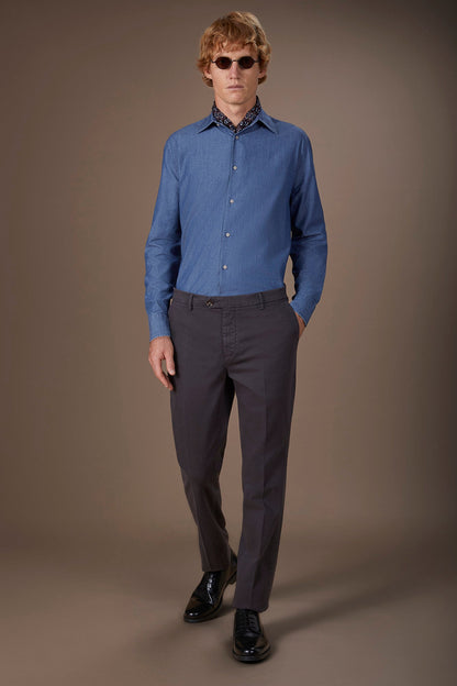 Classic men's chinos in regular fit with stretch twill construction