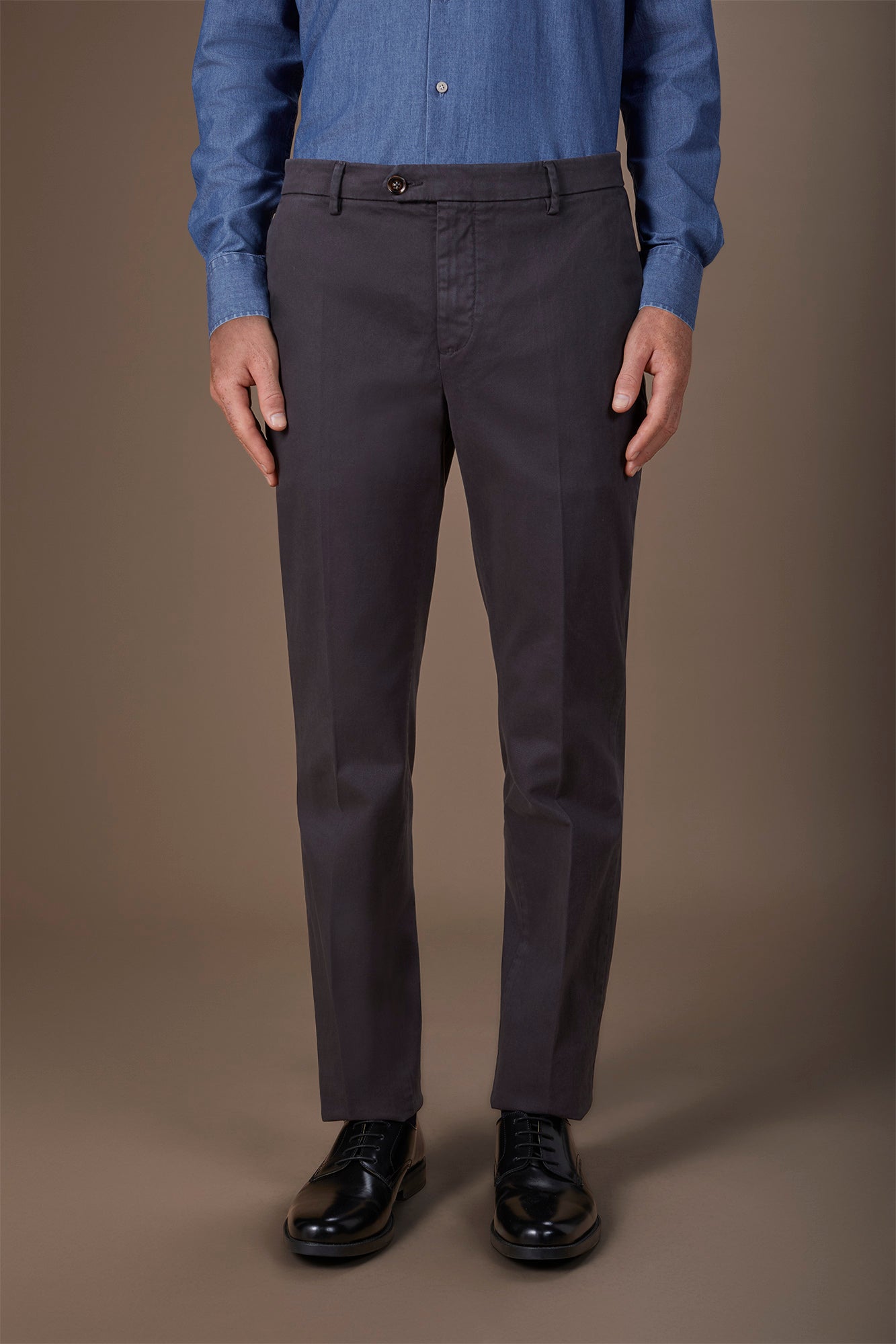 Classic men's chinos in regular fit with stretch twill construction